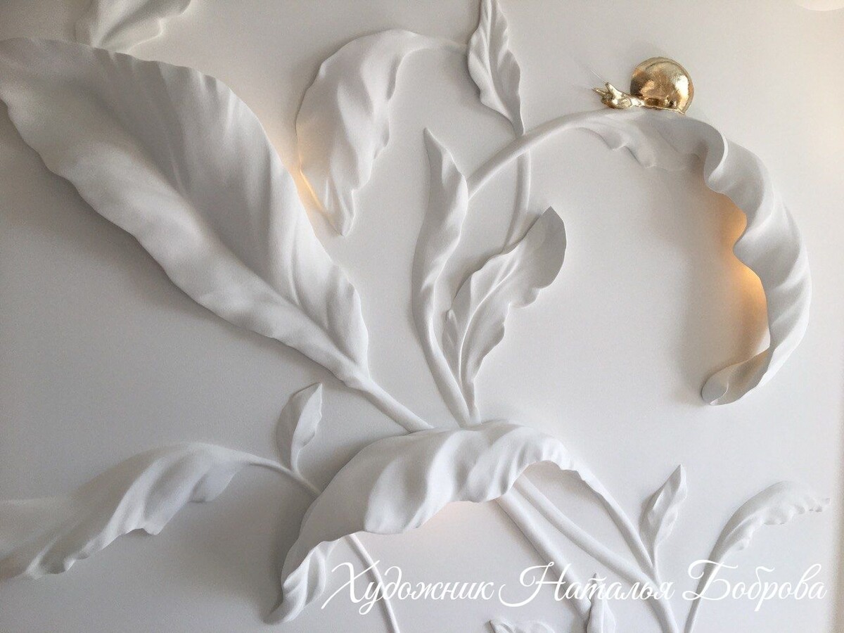 Горельеф в детской комнате с подсветкой и поталью. Художник Наталья Боброва