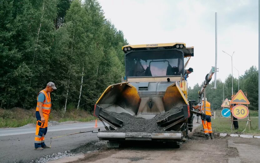    15 единиц спецтехники и новая технология укрепления дороги: как проходит ремонт дороги от Воткинска до границы с Пермским краем