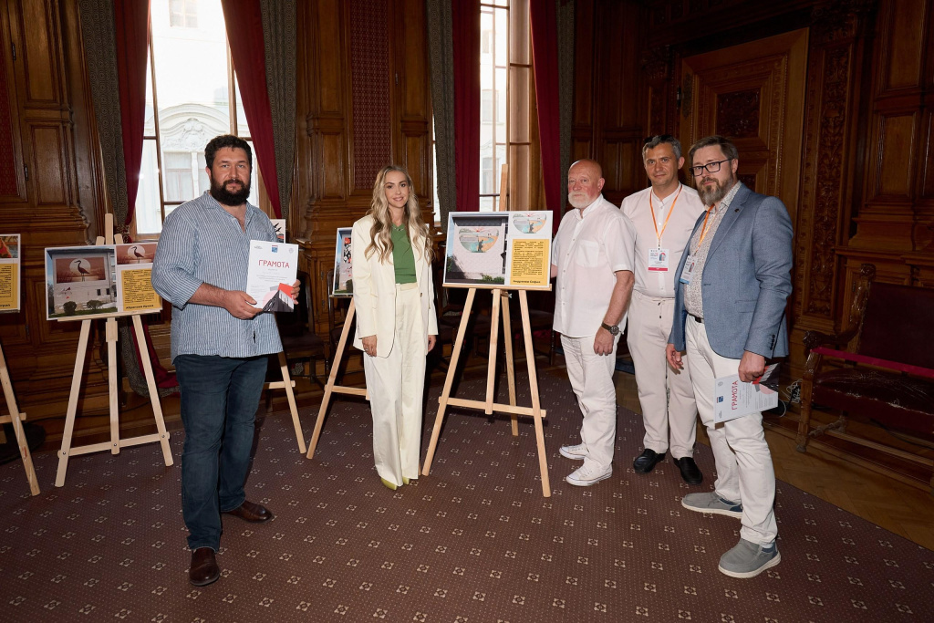 Слева направо: Декан архитектурного факультета Андрей Суровенков, генеральный директор компании «Краски Фридлендер», эксперт каталога импортозамещения «НОСТРОЙ», член градостроительного совета Ленинградской области Анна Смирнова, народный архитектор РФ, президент Союза архитекторов России, академик РААСН, член Общественного совета при Минстрое России Николай Шумаков, первый заместитель председателя Комитета градостроительной политики, главный архитектор Ленинградской области Сергей Лутченко, Илья Едемский