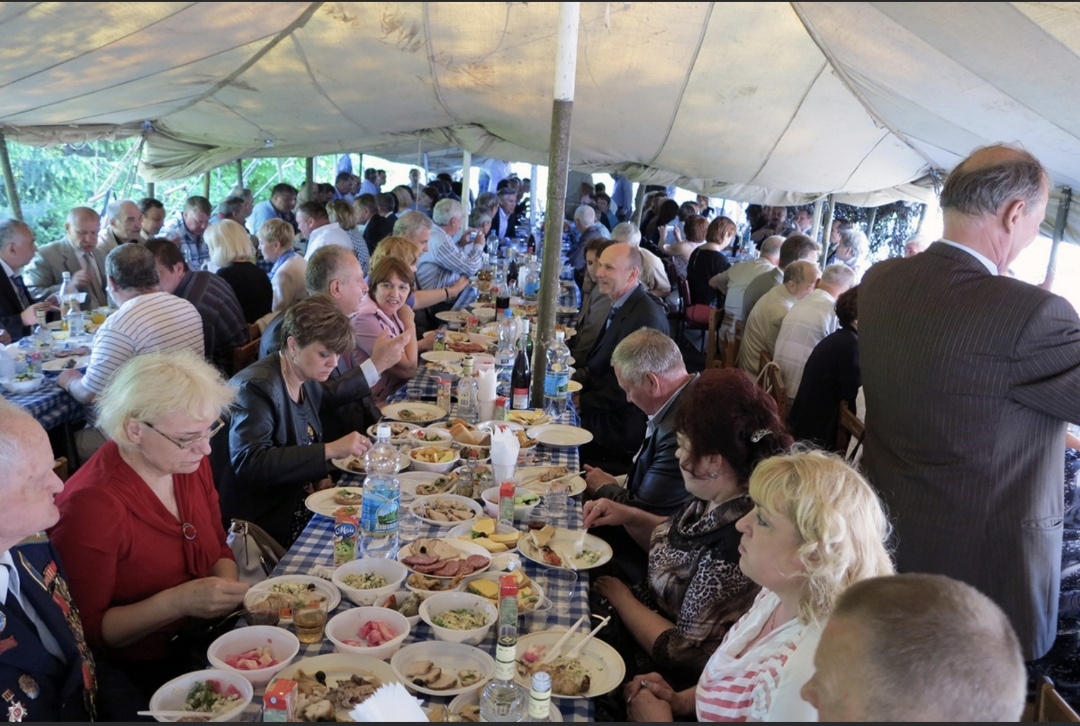 Народ на торжество собран. Как говорил один из героев фильма "Калина коасная", народ для разврата построен. Точнее личный состав. 🥂