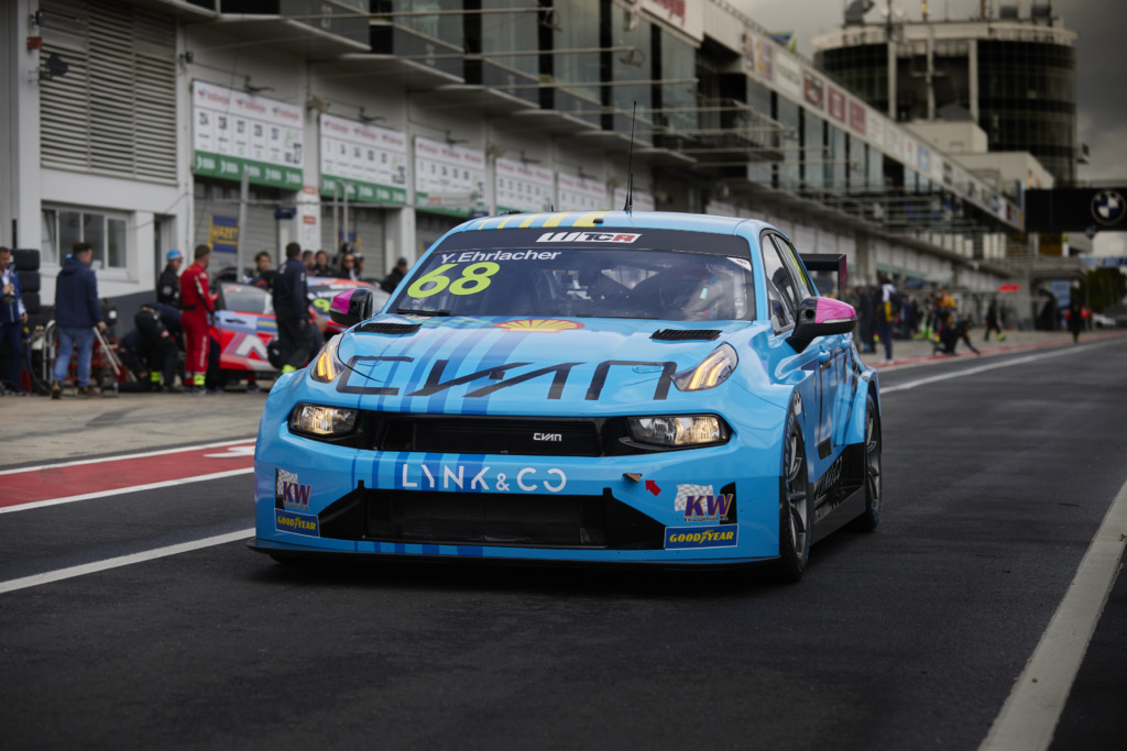 Боевой 03 TCR в фирменном синем окрасе Cyan Racing