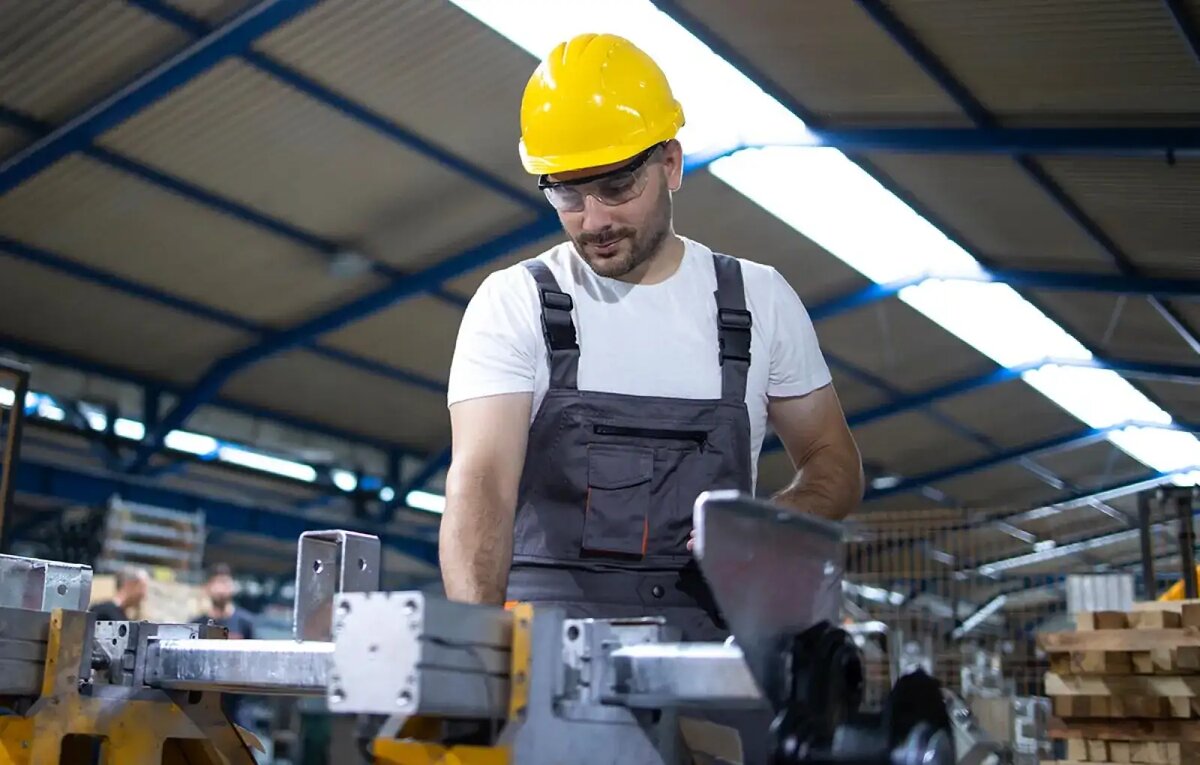    Рабочий. © ru.freepik.com