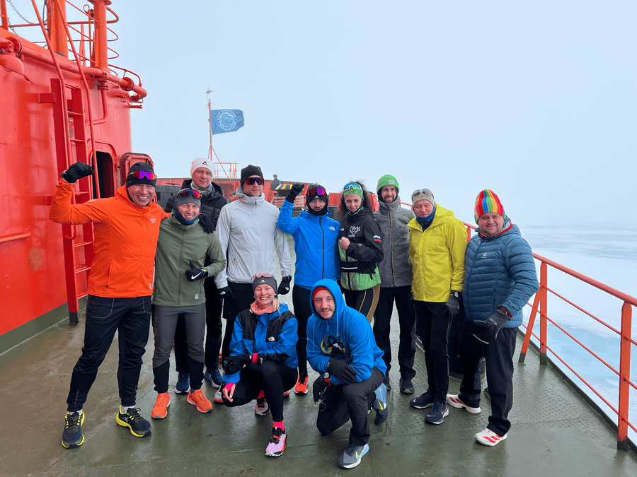 К рекорду легенд российского триатлона присоединились и любители - участники "Клуба Полярных Путешествий". Атомный ледокол "50 лет Победы", июль 2025 г.