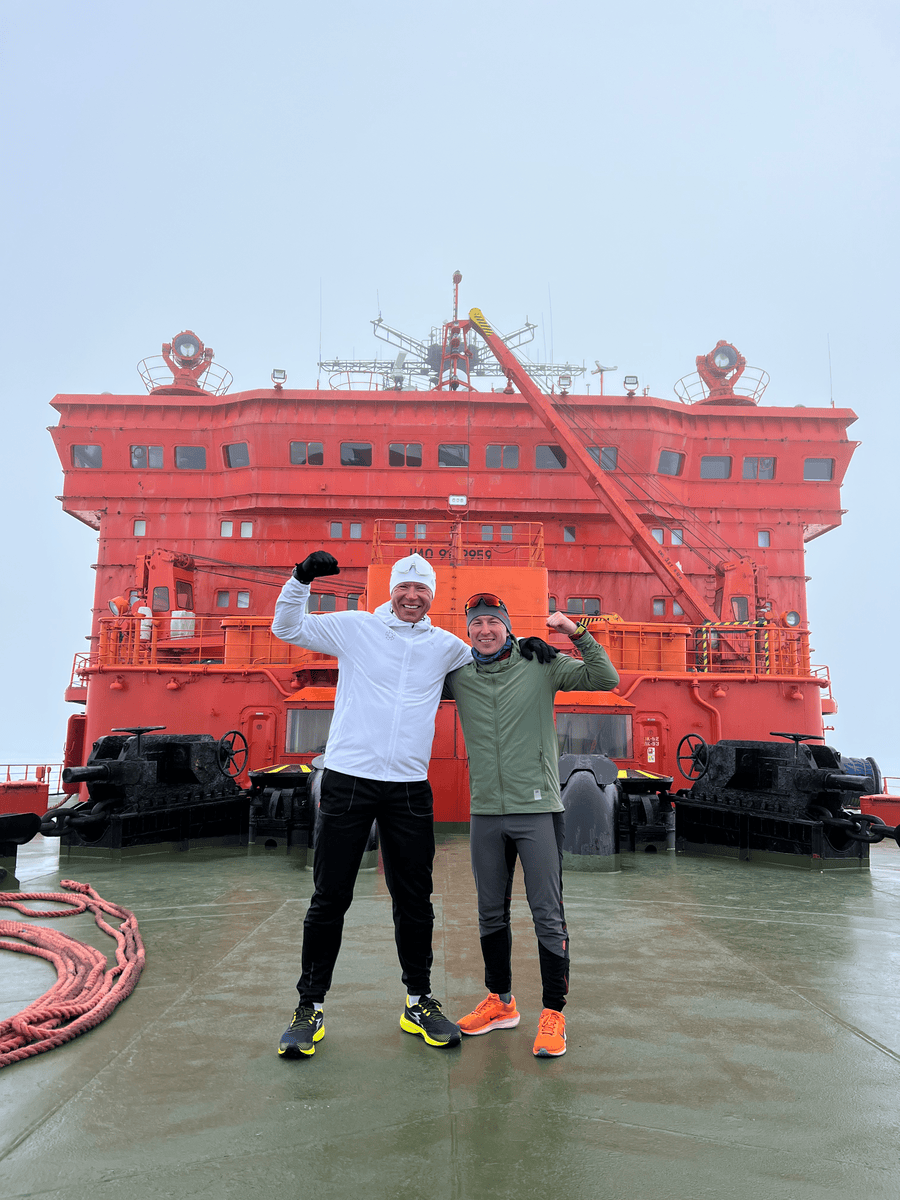 Владимир Волошин и Радмир Бикметов на палубе атомного ледокола "50 лет Победы" в круизе "Клуба Полярных Путешествий". Июль 2025 г.