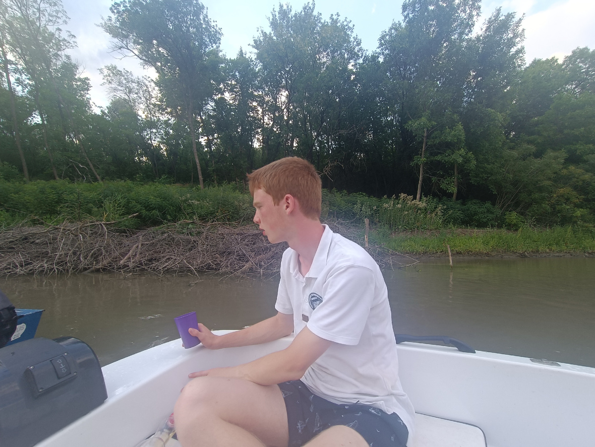 Сын, конечно, уже почти взрослый. Но на самом деле детë-детëм. Опыта жизненного нет🤷‍♀️