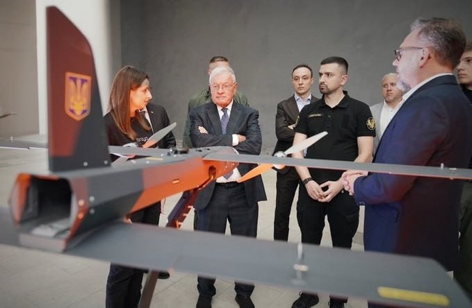  Посланник Трампа посетил завод по производству тяжёлых беспилотников в Киеве.