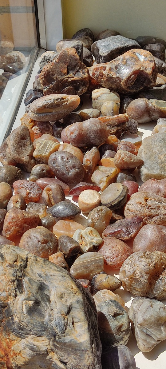 Фото автора. Халцедоны, агаты, сердолик, окаменелое дерево и многое другое 