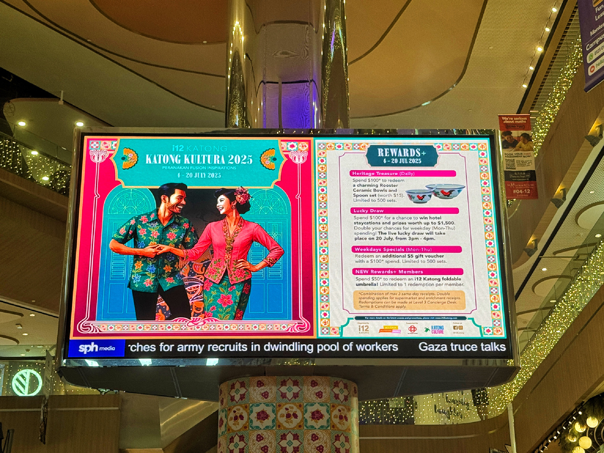 Зайдя туда, я неожиданно оказалась в эпицентре пернаканского вайба. Оказалось, что там проходила культурная неделя: выставка старинной мебели, посуды и китайской одежды.