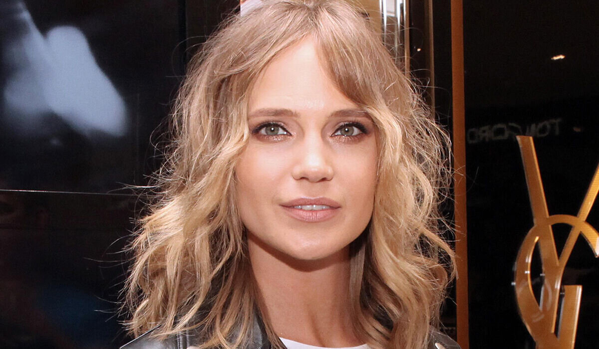 Вроде бы и вменяемая тут, но взгляд всё равно сумасшедший, да и выражение лица - нездоровое.