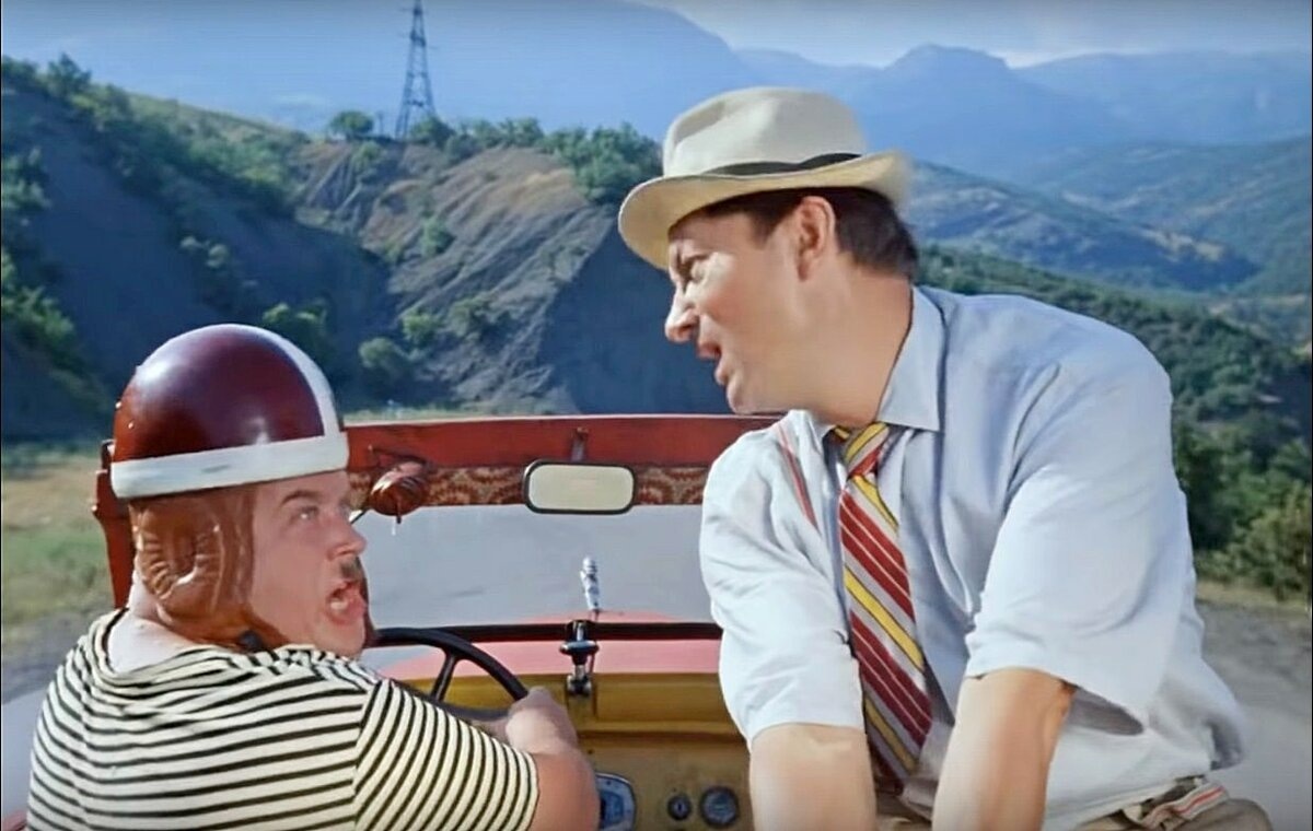 При этом шляпа эффективнее спасает от солнца, чем каска (кадр из комедии СССР «Кавказская пленница...»)