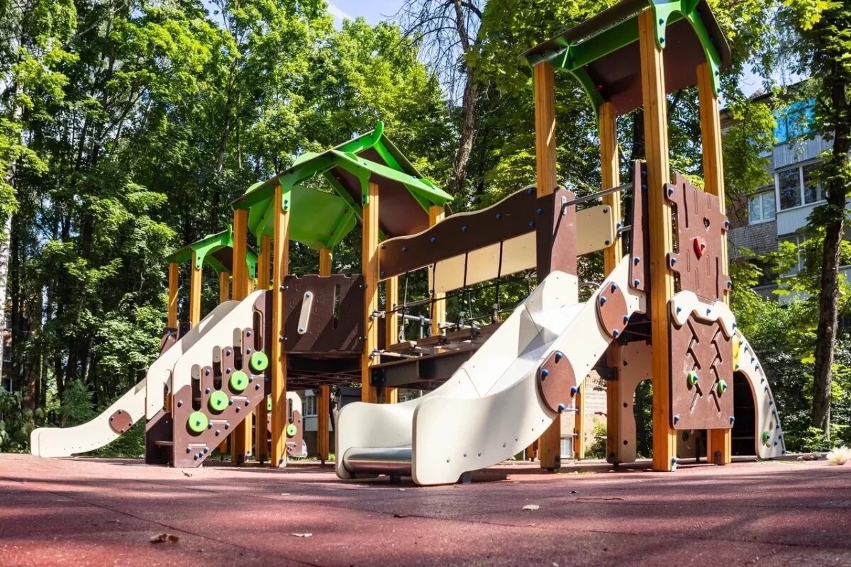    Новые детские площадки строят во всех районах Смоленска