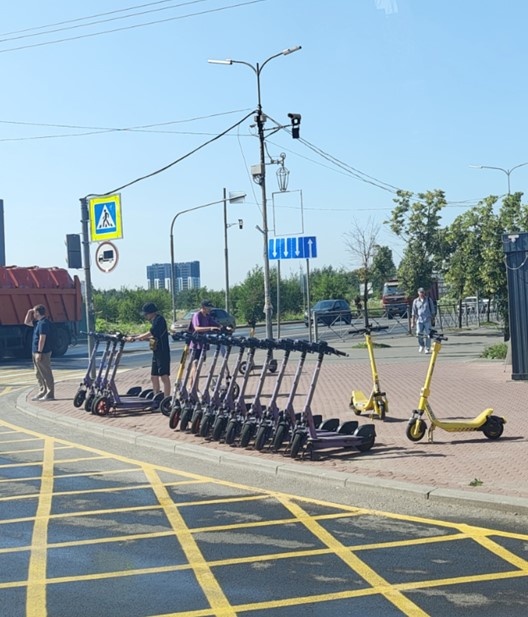    Кикшеринговые самокаты в Кудрово. Автор фото: Пресс-служба Занаевского городского поселения.