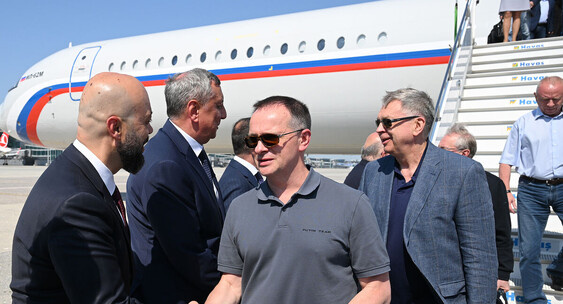 Это же готовый бренд. Я бы ещё  на 3 последних  буквах фамилии  триколором написала.. и серым вензель z , снизу под надписью. 