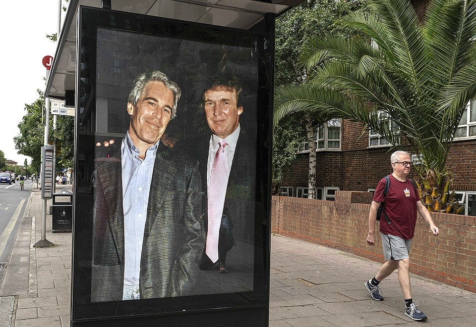 Активисты разместили на автобусной остановке возле посольства США в Лондоне фото Трампа и Эпштейна. Фото: EAST NEWS