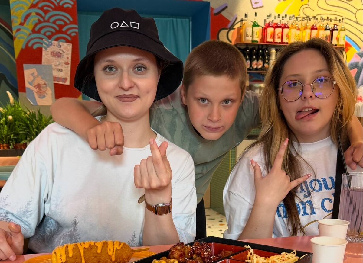 Автор со своим братом и сестрой, которым нравится корейская кухня