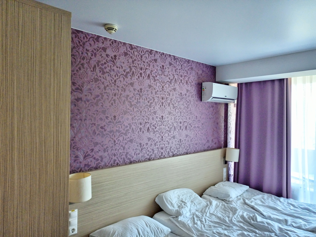 Кровати наши в номере стоят вплотную. Фото автора. 