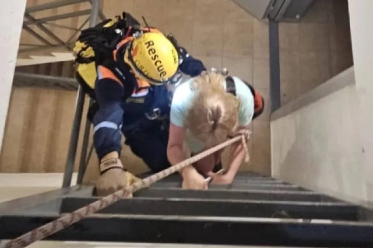    В Сочи спасатели помогли женщине, которая забралась на крышу высотки