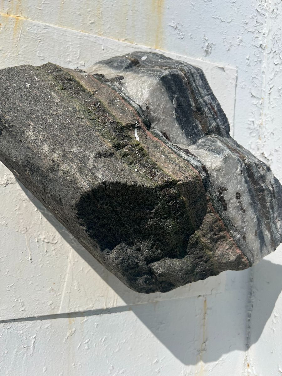 Что такое гнейс?
Гнейс — метаморфическая порода, которая образуется из тех же гранитных или других исходных пород под действием высокого давления и температуры внутри земной коры. При этом структура становится полосатой или слоистой – минералы перераспределяются в слои.
