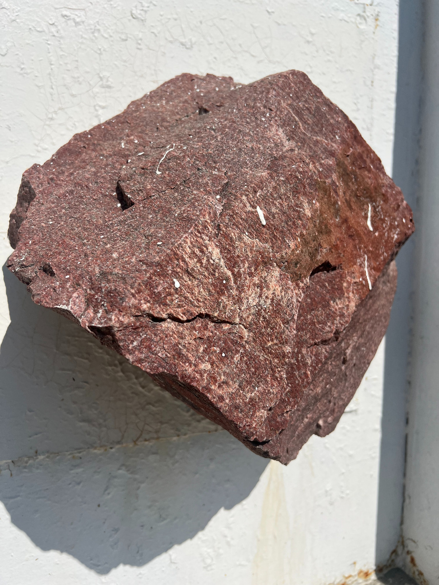 Что такое гранит?
Гранит —  магматическая интрузивная порода, которая формируется при медленном охлаждении магмы глубоко в земной коре. Он состоит преимущественно из кварца, полевого шпата и слюды. 
Гранит имеет однородную зернистую структуру и обычно светлый оттенок с вкраплениями разных минералов.
