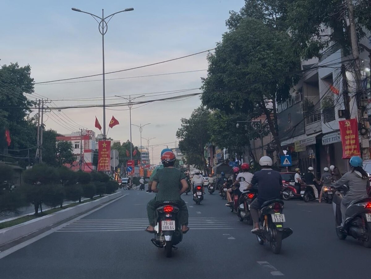 Реки из мопедов и мотоциклов, это привычное дело на дорогах Вьетнама