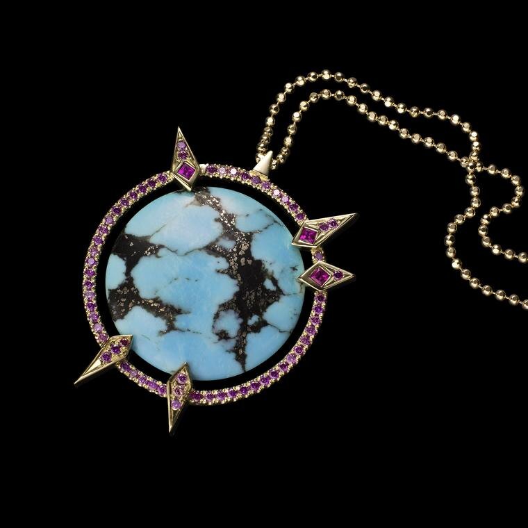 Невероятная бирюза в центре этой уникальной подвески от Ben Day — это приглашение к путешествию, а ее узор напоминает атлас.