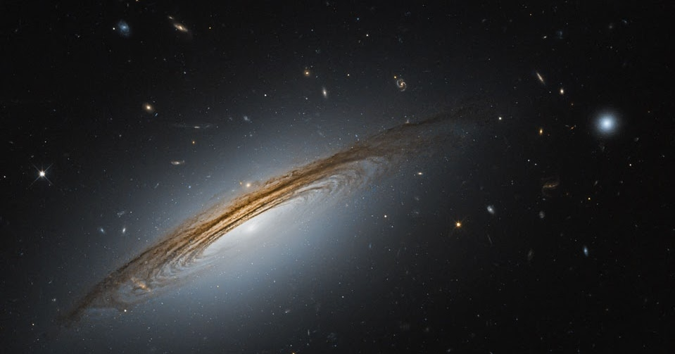 Рисунок 1. Спиральная галактика UGC 12591, снятая космическим телескопом Хаббл [5].