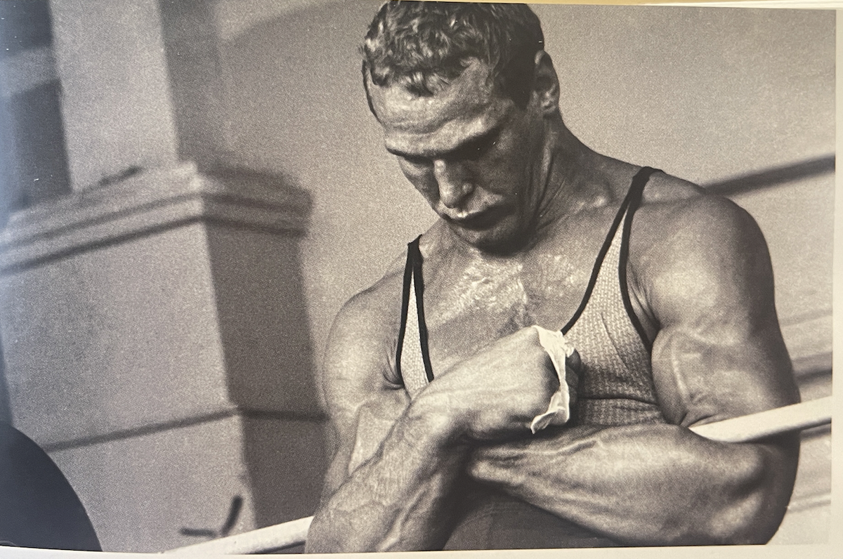 Юный Александр Карелин словно статуя. Ранее это фото в интернете не публиковалось