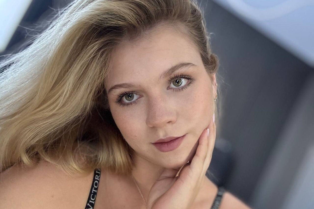     Александра Трусова обнажила живот на последних неделях беременности под дождем