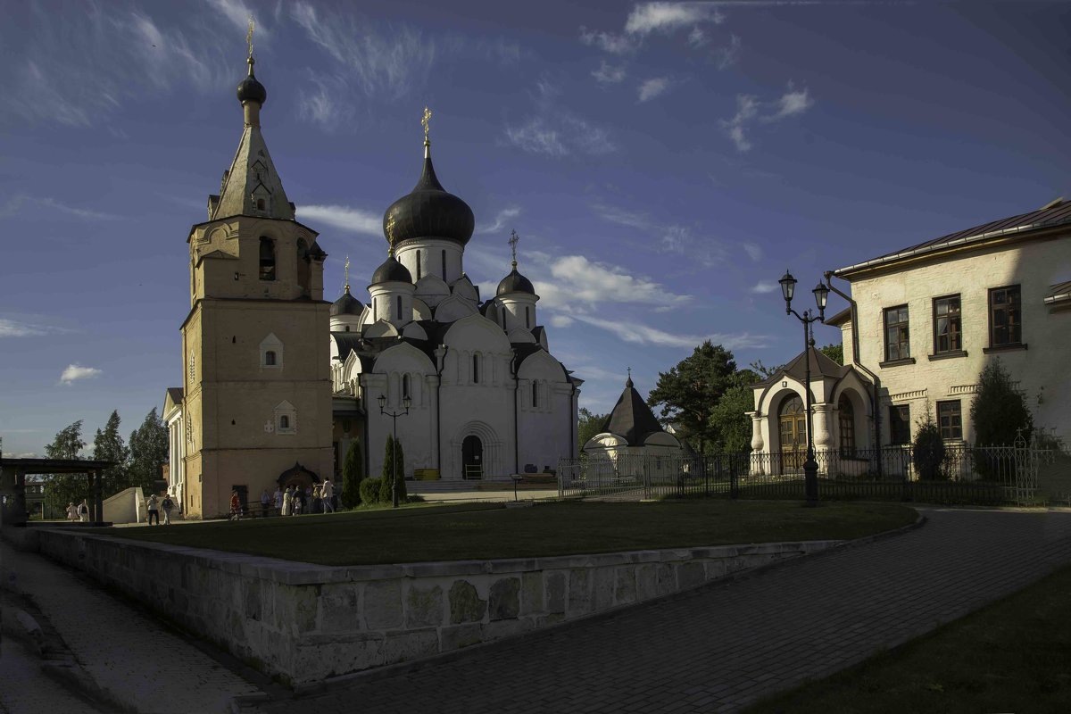 Один из древнейших монастырей времен царя Ивана Грозного  с богатой историей.