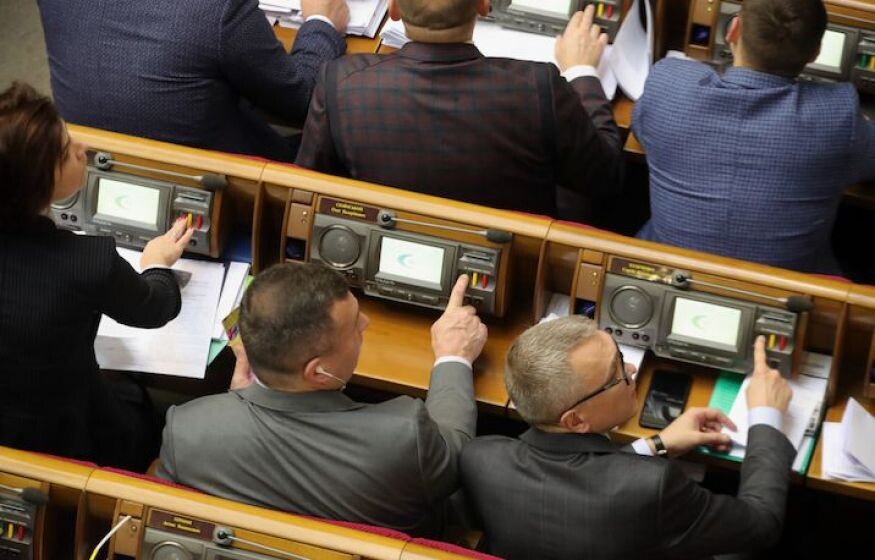    Доверие к президенту стремительно падает. За отставку проголосовало 260 чиновников