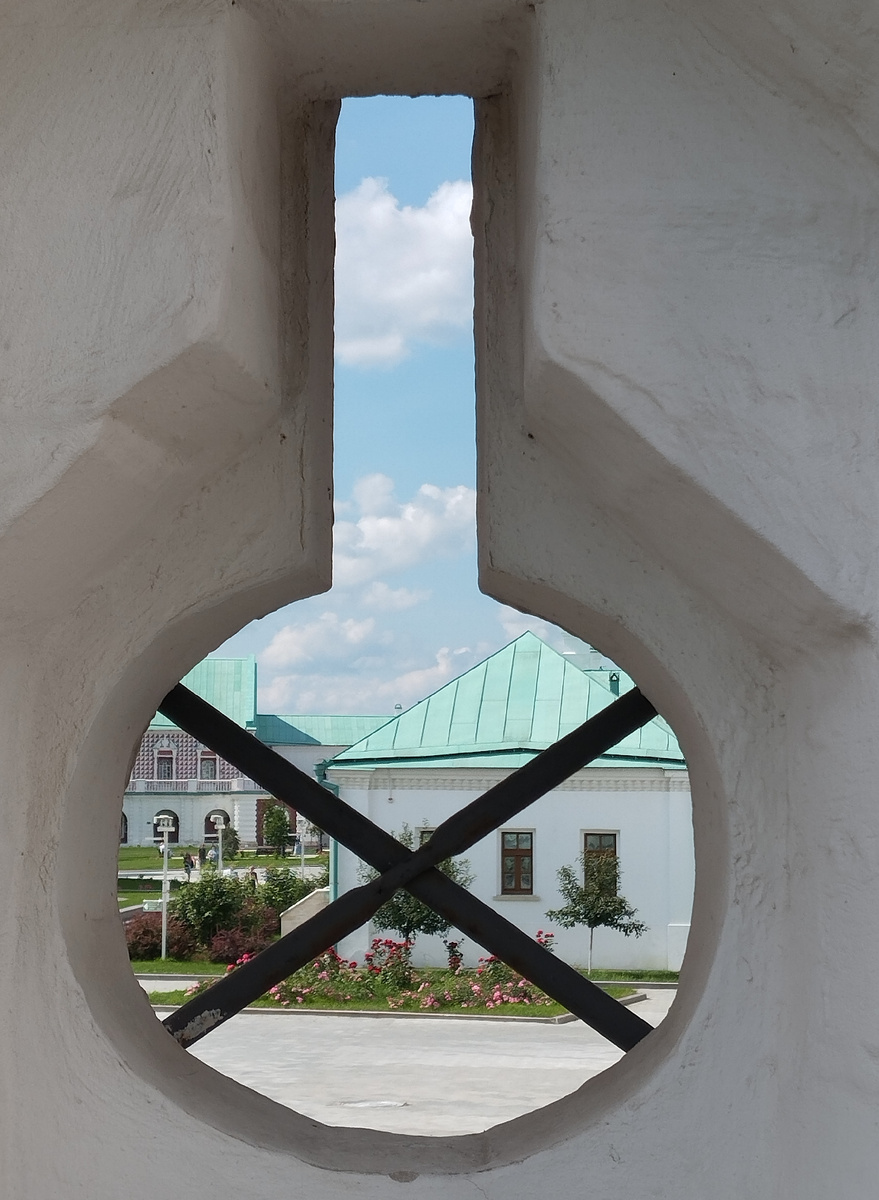 Вид на ансамбль Ново-Иерусалимского монастыря(XVII – XIX вв) через бойницу в крепостной стене. ЗДЕСЬ и далее фото автора и(или) из личного архива автора, если не указано иначе.