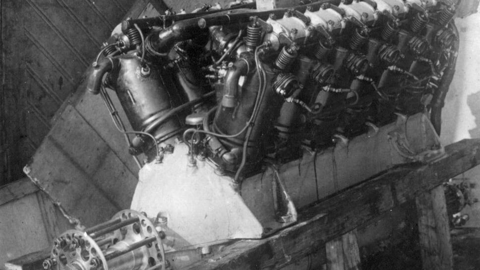 Первые моторы на заводе осваивались по лицензии, но стояла задача сделать свое. Родоначальником семейства отечественных поршневых авиамоторов стал М-100А. За его освоение завод получит в 1936 году первый орден Ленина.📷Фото: Архивные снимки УМПО / Коммерсантъ
