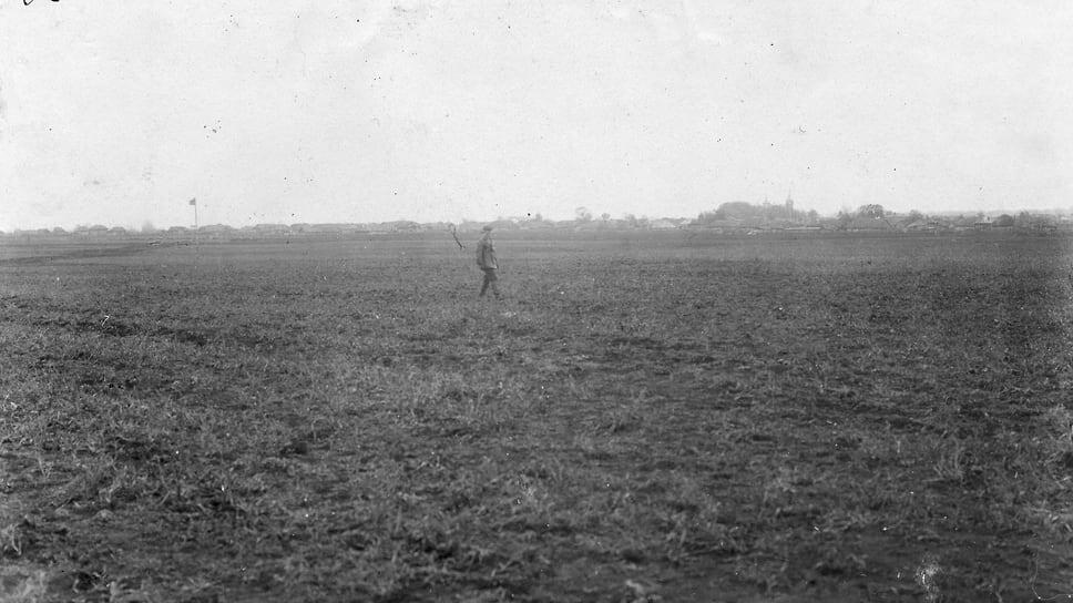 В 1931 году в Уфе подобрали площадку для строительства завода по выпуску комбайновых моторов. Село Богородское переименовали в Моторное, в честь будущего промышленного гиганта. На линии горизонта виднеется церковь, которая до сих пор стоит в микрорайоне Инорс.📷Фото: Архивные снимки УМПО / Коммерсантъ