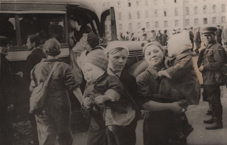 В.С.Тарасевич. Эвакуация детей из Ленинграда. На площади Московского вокзала г. Ленинград. 
 29.06.1941. Государственный музей истории Санкт-Петербурга.