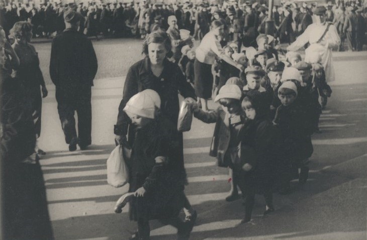 Б.П.Кудояров. Эвакуация детей из Ленинграда. Высадка детей из автобусов на площади у Московского вокзала. 29.06.1941. Государственный музей истории Санкт-Петербурга.