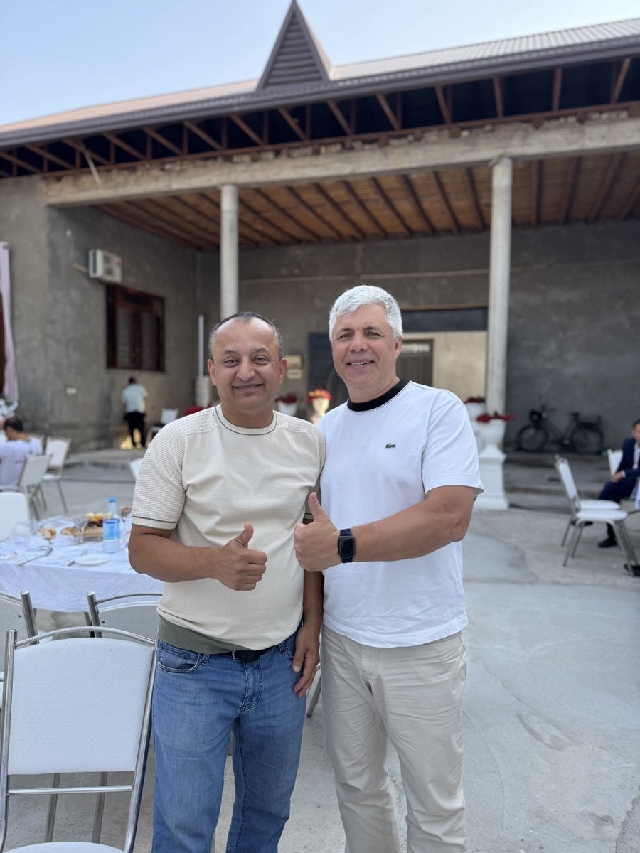 Радуемся встрече с хозяином дома Димой по прекрасному поводу . Фото автора.