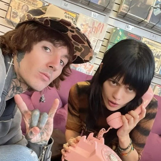     Солист группы Bring Me The Horizon Оли Сайкс стал отцом близнецов