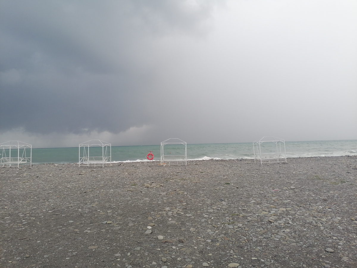 Берег пос.Лазареское. Шторм надвигается. Фото автора. Больше фото в карусели.