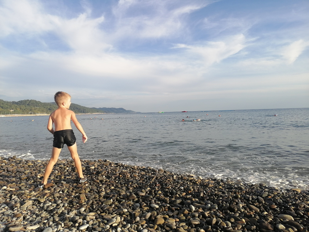 На ребенке аквашузы. В них камни не чувствуются. Фото автора.