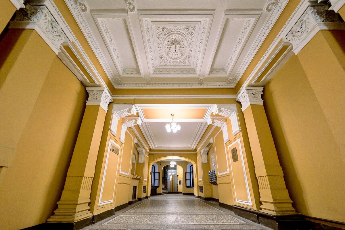 Парадная Ромашка в Санкт-Петербурге, вид снизу на спиральную лестницу и купол.