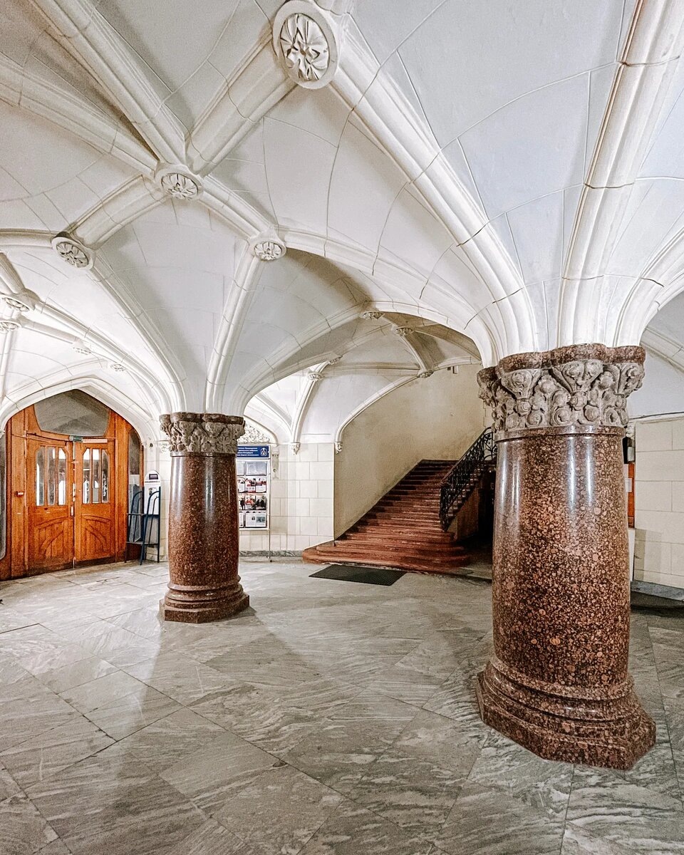 Интерьер Дома городских учреждений на Садовой 55-57, готическая лестница.
