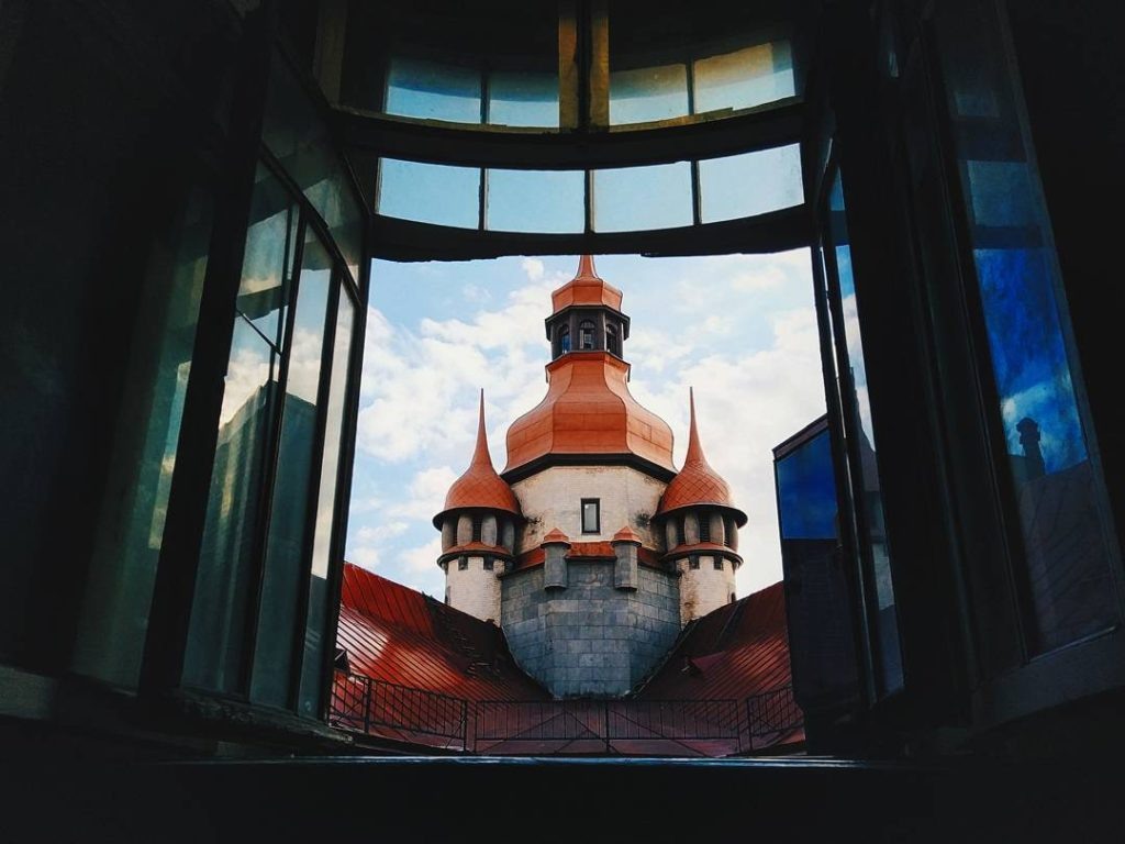 Интерьер Дома городских учреждений на Садовой 55-57, готическая лестница.
