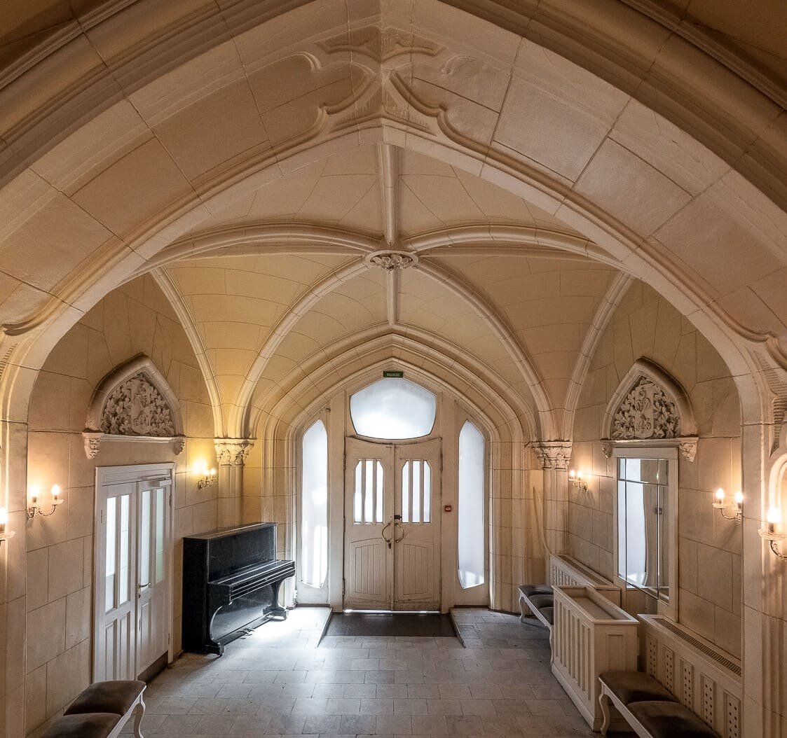 Интерьер Дома городских учреждений на Садовой 55-57, готическая лестница.
