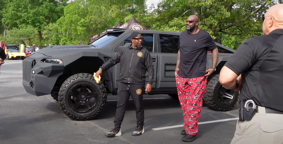    Даже огромный пикап рядом с Шакилом О’Нилом кажется мелким