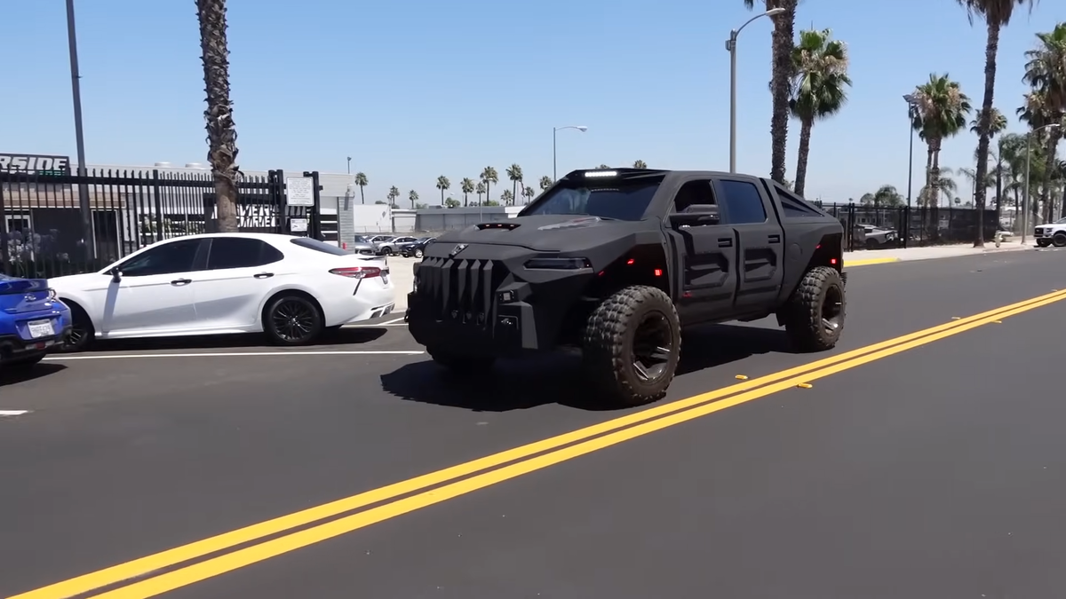    Super Truck больше напоминает военную технику, нежели серийный Ram 1500 TRX