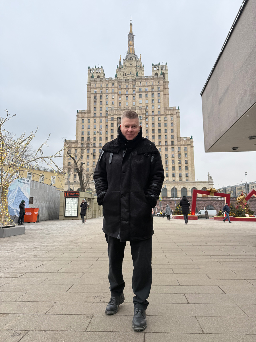 Вид на высотку от метро Баррикадная