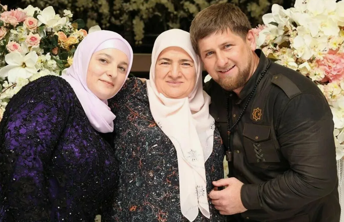Рамзан Кадыров с матерью и женой. 