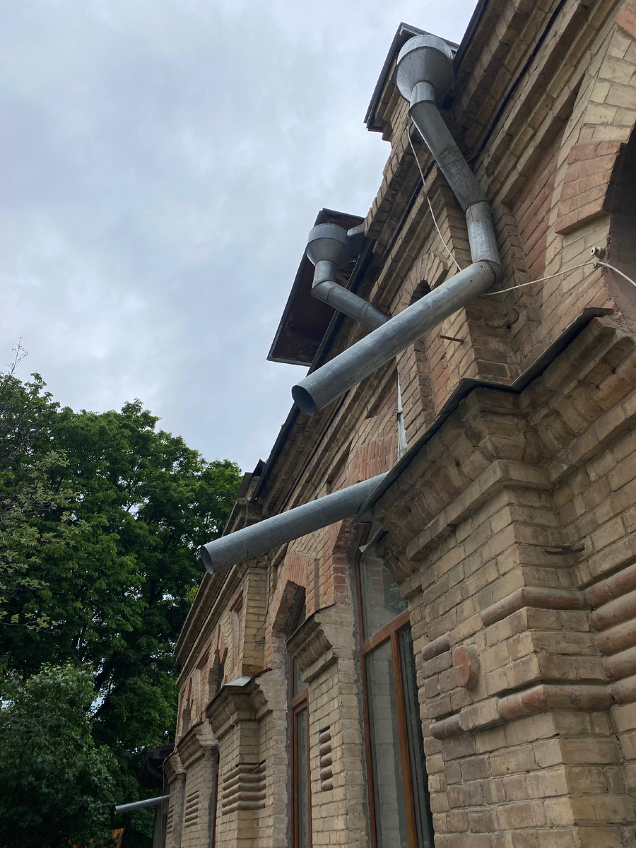 Представляю, как поливает из этих труб в дождь. Почему-то таких конструкций там очень много.