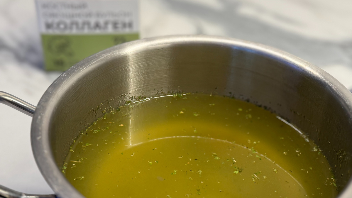 В редких случаях, когда нет бульона в заморозке, я растворяю в кипятке сухой бульон с хорошим составом, не кубик магги