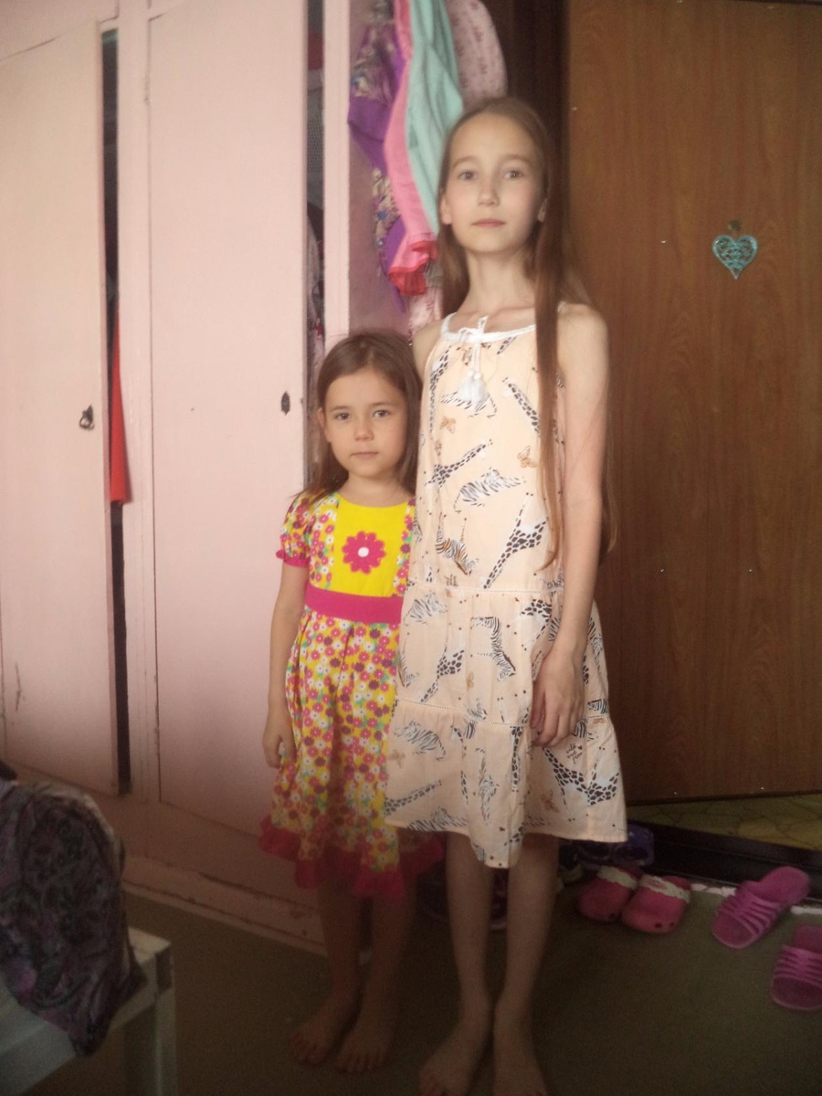 Рита( 9 лет)  и Эля (4 года), тут они уже подрощенные